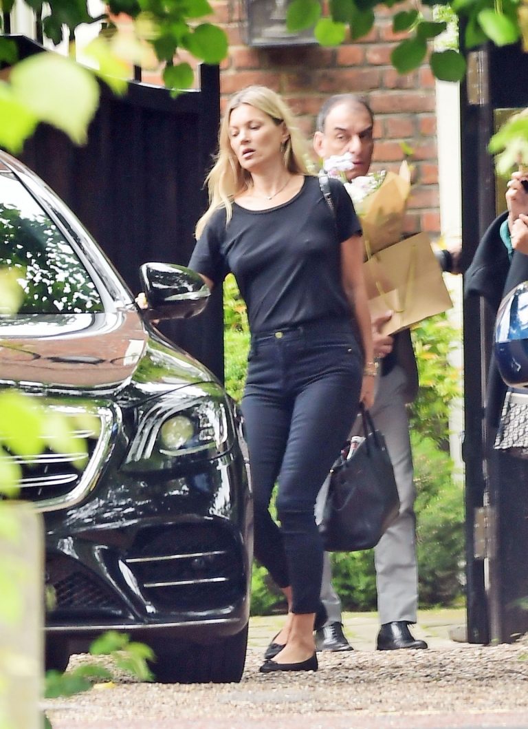 Kate Moss Pictures Kate Moss braless tits pokies seen by paparazzi.