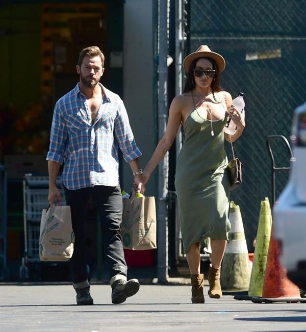 Nikki Bella braless boobs in a green dress seen by paparazzi.
















