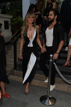 Heidi Klum sexy braless cleavage showing her boobs in a black and white dress seen by paparazzi.






















