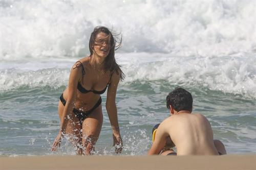 Alessandra Ambrosio sexy ass bikini body seen by paparazzi at the beach.

