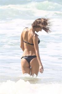 Alessandra Ambrosio sexy ass bikini body seen by paparazzi at the beach.

