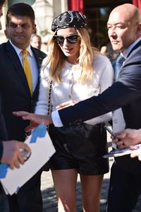 Margot Robbie sexy legs in a mini skirt seen by paparazzi in Paris.






