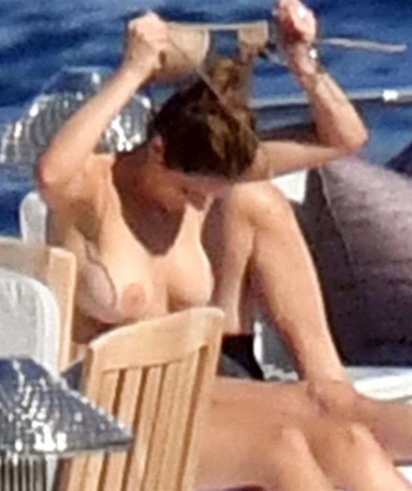 Katharine McPhee nude big boobs caught topless by paparazzi tanning.










