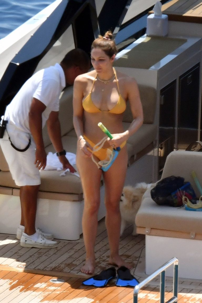 Katharine McPhee Bikini Pictures Katharine McPhee in a sexy thong bikini seen by paparazzi showing her ass and boobs.