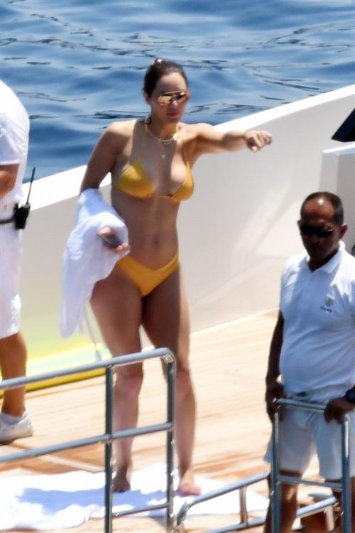 Katharine McPhee Bikini Pictures Katharine McPhee in a sexy thong bikini seen by paparazzi showing her ass and boobs.