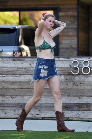 Ireland Baldwin sexy in a bikini top seen by paparazzi showing some nice cleavage.








