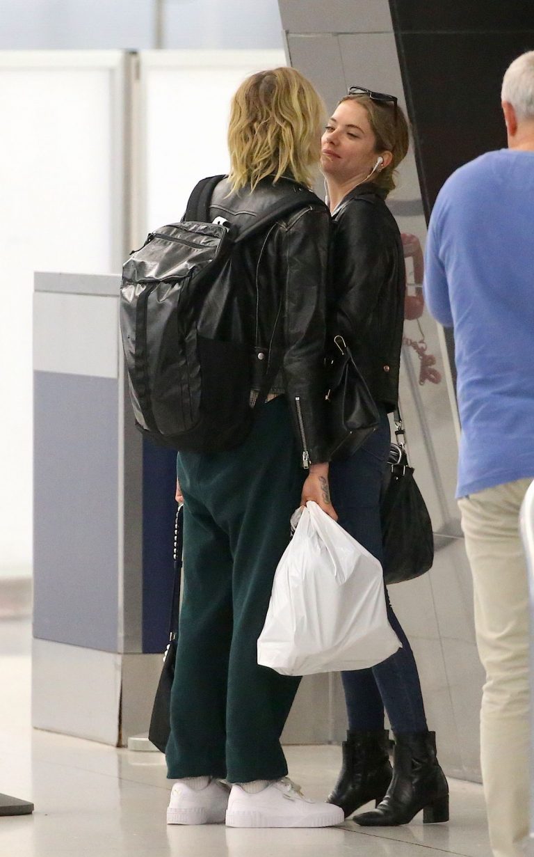 Cara Delevingne and Ashley Benson kissing at the airport.






















