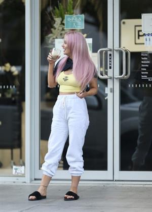 Jessika Power braless boobs pokies showing her tits and pierced nipple seen by paparazzi.























