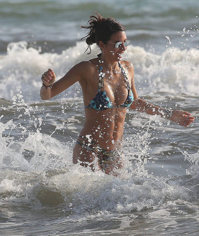 Elisabetta Gregoraci Bikini Pictures Elisabetta Gregoraci sexy thong bikini showing her sexy ass and cleavage at the beach seen by paparazzi.