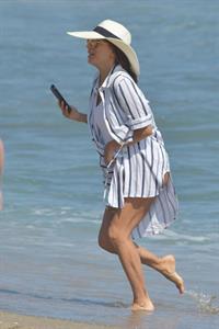 Eva Longoria sexy ass in a swimsuit at the beach seen by paparazzi.
















