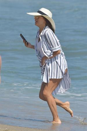 Eva Longoria sexy ass in a swimsuit at the beach seen by paparazzi.
















