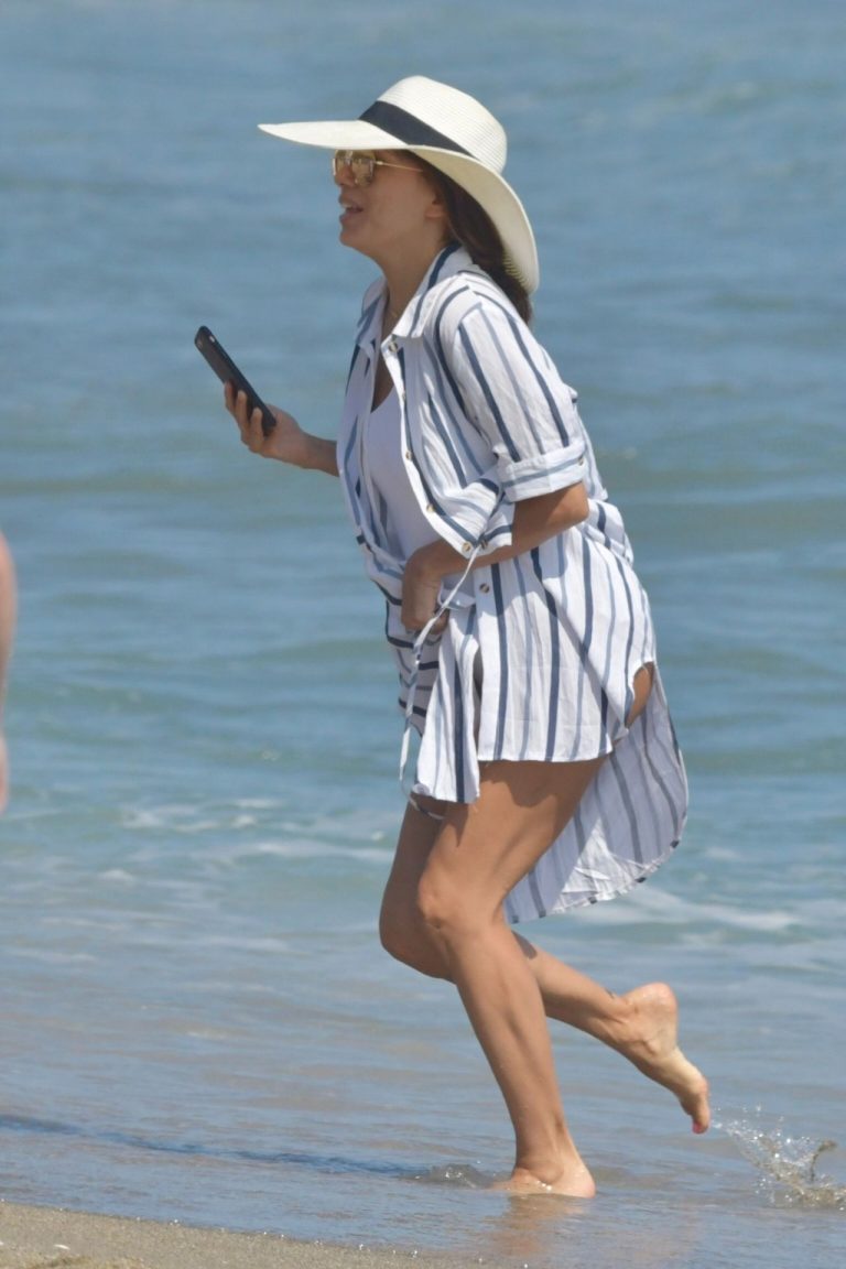 Eva Longoria Pictures Eva Longoria sexy ass in a swimsuit at the beach seen by paparazzi.