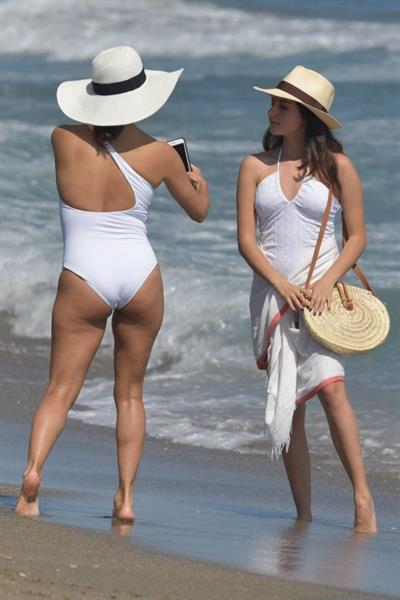 Eva Longoria Pictures Eva Longoria sexy ass in a swimsuit at the beach seen by paparazzi.