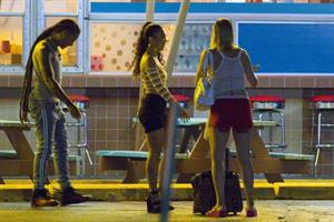 Kate Hudson looking sexy in a bikini top seen by paparazzi.


















