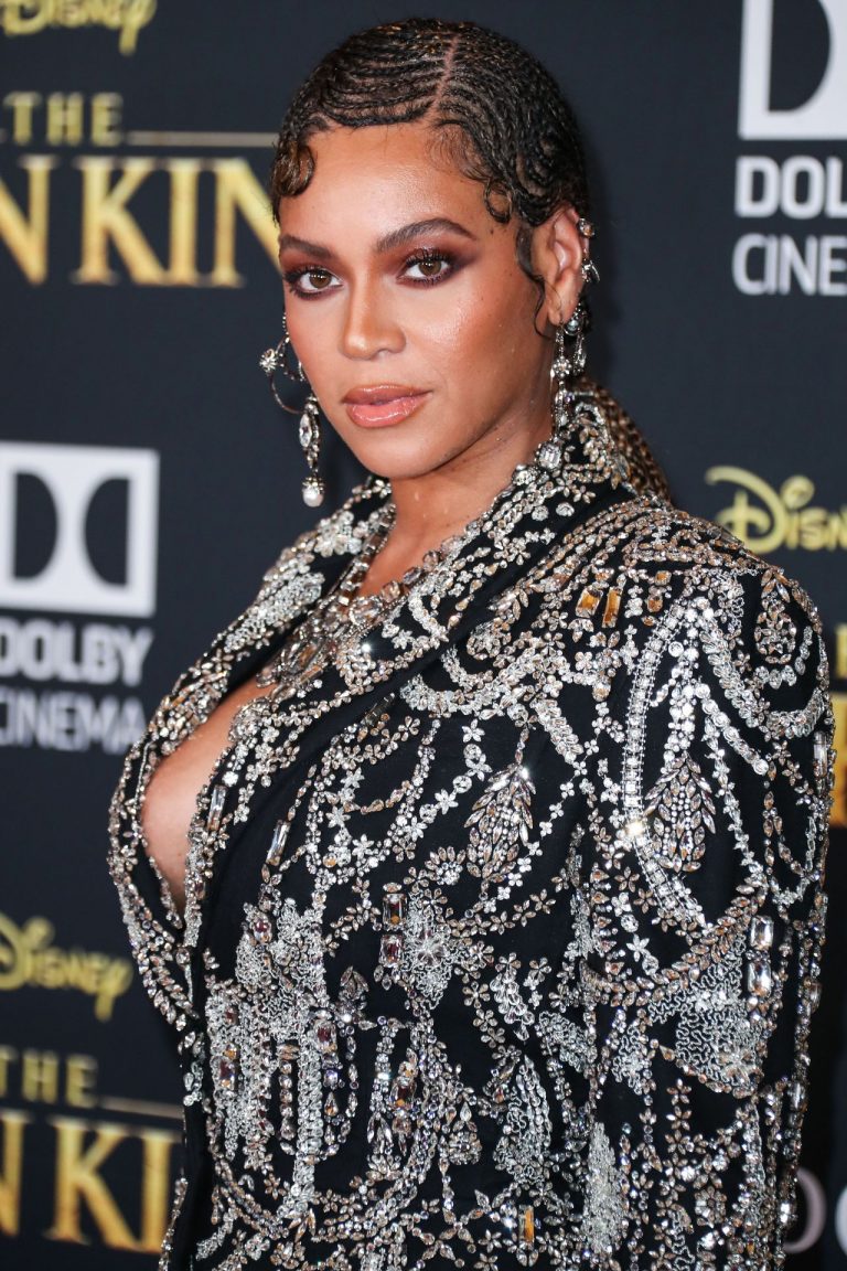 Beyoncé Knowles Pictures Beyonce braless boobs and areola peek showing off nice cleavage on the red carpet for the premiere of  The Lion King .