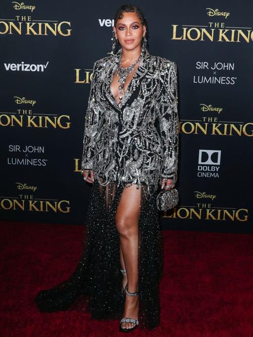 Beyoncé Knowles Pictures Beyonce braless boobs and areola peek showing off nice cleavage on the red carpet for the premiere of The Lion King .