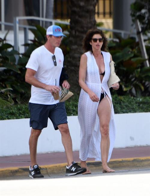 Supermodel Cindy Crawford in a sexy bikini showing nice cleavage seen by paparazzi.





















