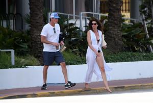 Supermodel Cindy Crawford in a sexy bikini showing nice cleavage seen by paparazzi.





















