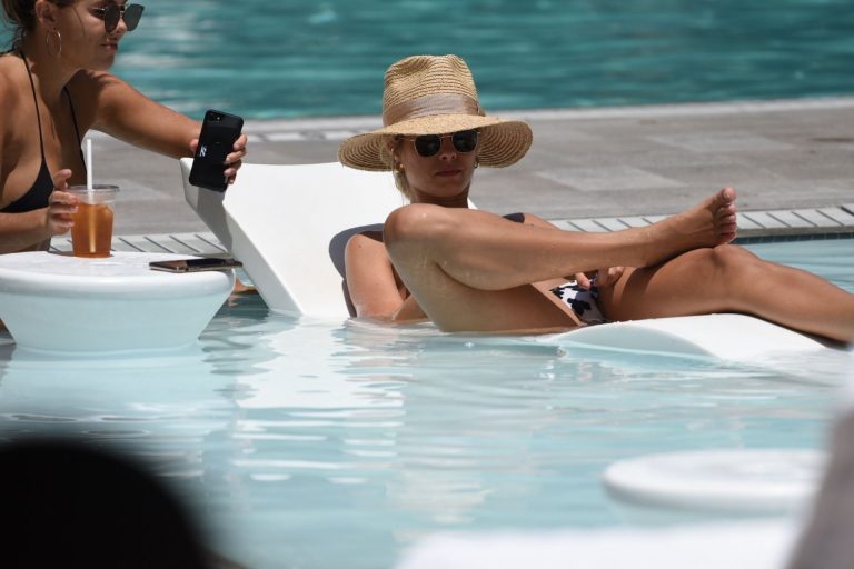 Natalie Roser in a sexy ass bikini by the pool seen by paparazzi.












