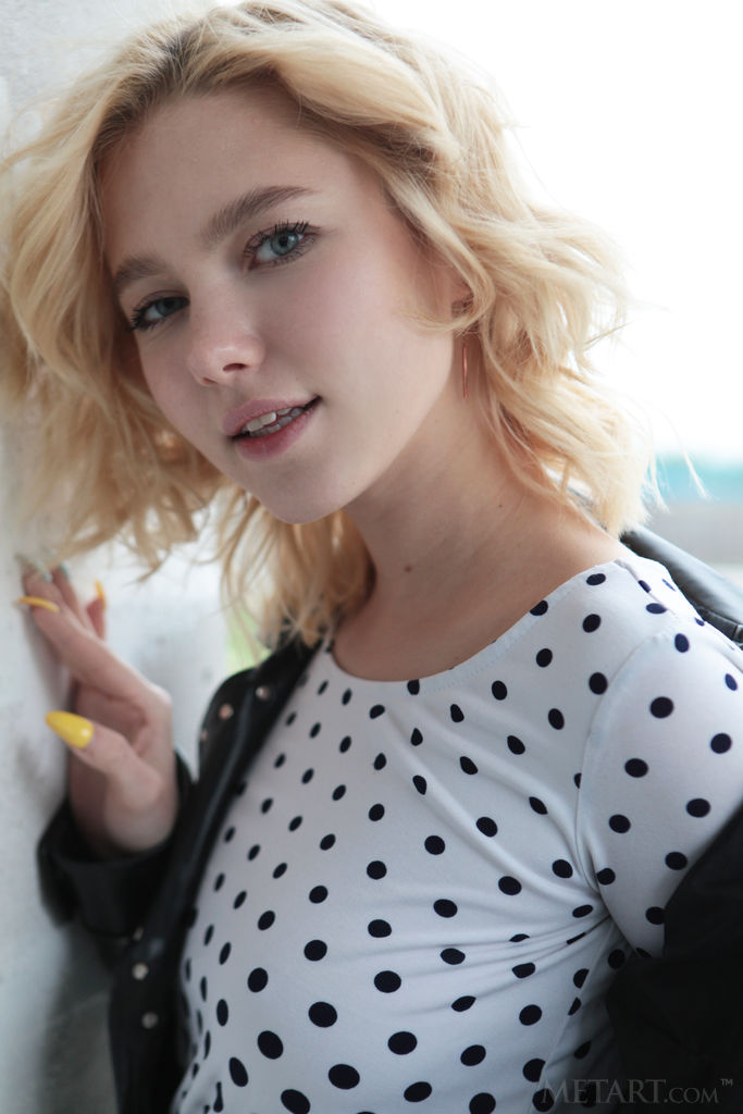 Scarlet (Met-Art) Pictures Scarlet Shows Perky Tits