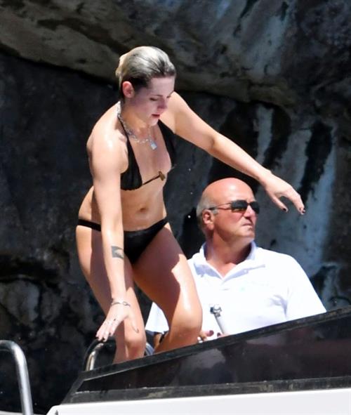 Kristen Stewart Bikini Pictures Kristen Stewart nude boobs caught topless by paparazzi tanning on a boat.