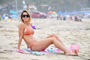 Audrina Patridge sexy ass and cleavage in a bikini seen by paparazzi at the beach.



