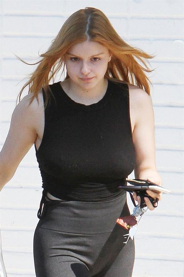 Ariel Winter braless boobs seen by paparazzi in a black top showing her tits pokies.




