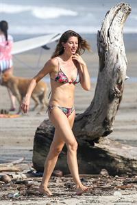 Gisele Bundchen sexy ass in a thong bikini at the beach seen by paparazzi with Tom Brady.


