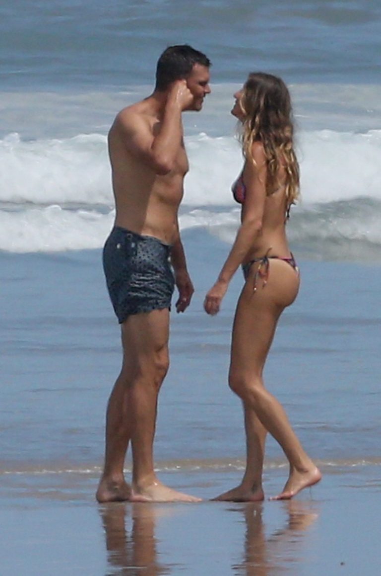 Gisele Bündchen Bikini Pictures Gisele Bundchen sexy ass in a thong bikini at the beach seen by paparazzi with Tom Brady.