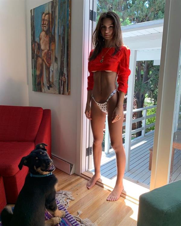 Emily Ratajkowski sexy ass and underboob photos posted to instagram.







