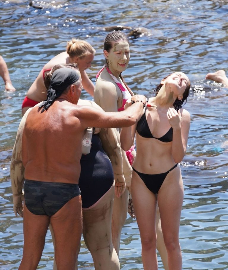 Zoey Deutch sexy boobs and ass in a little bikini in the water seen by paparazzi.



















