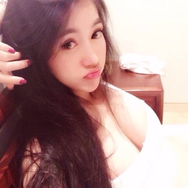 Elly Tran Ha Selfie Pictures Elly Tran Ha taking a selfie