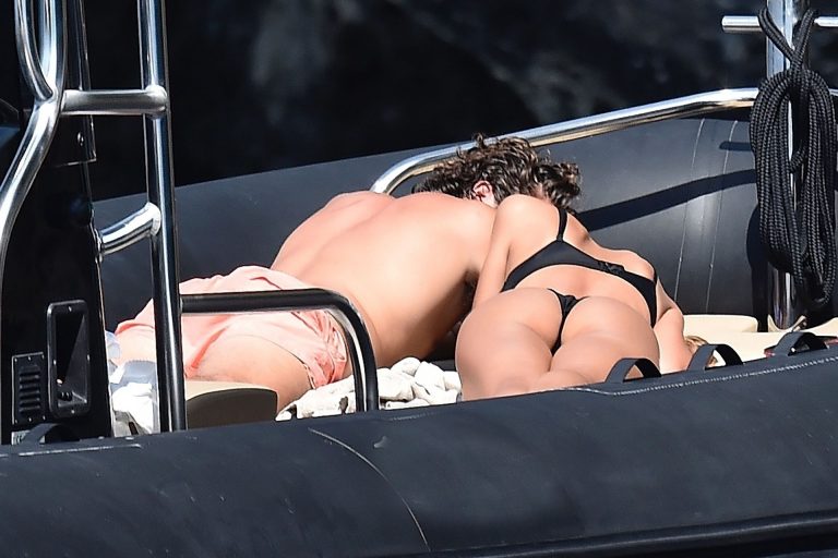 Madalina Diana Ghenea sexy ass and cleavage in a thong bikini seen by paparazzi.


