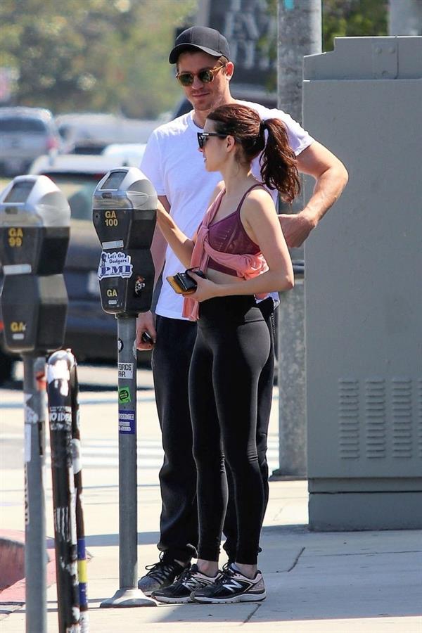 Emma Roberts sexy little ass and thigh gap in tight pants seen by paparazzi with Garrett Hedlund.



