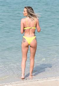 Laura Anderson sexy ass in a bikini showing some nice cleavage at the beach seen by paparazzi.









