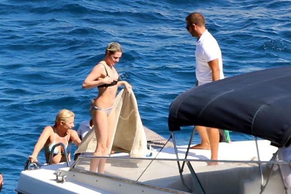Kristen Stewart and Stella Maxwell sexy lesbians making out on a boat in bikinis seen by paparazzi.










