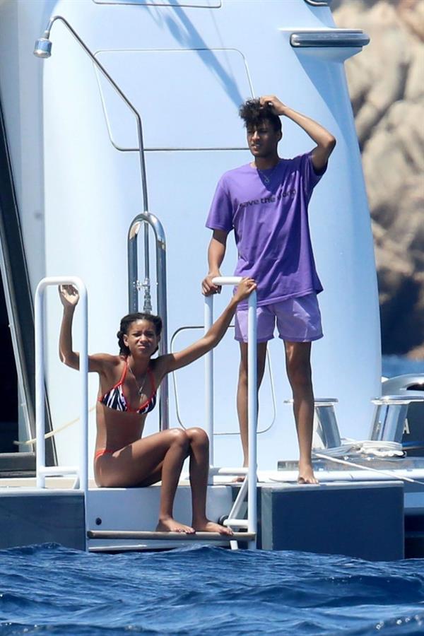 Willow Smith sexy ass in a bikini seen by paparazzi out on the water.






























