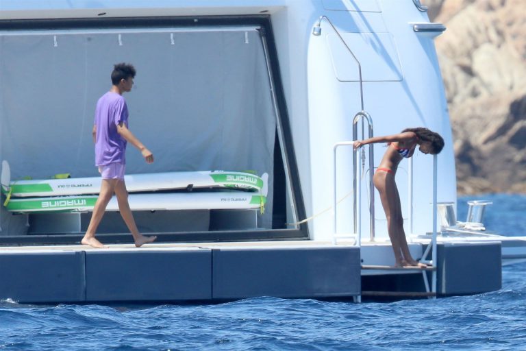 Willow Smith Bikini Pictures Willow Smith sexy ass in a bikini seen by paparazzi out on the water.