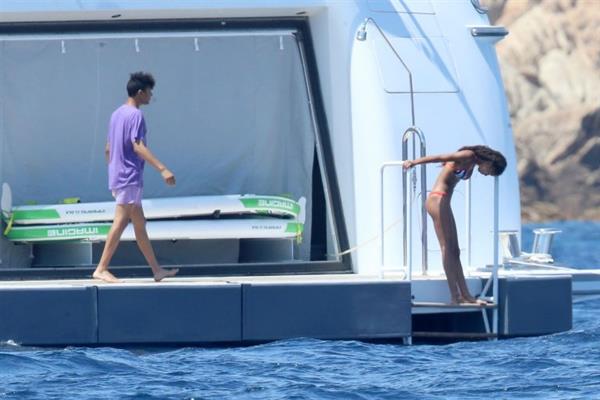 Willow Smith sexy ass in a bikini seen by paparazzi out on the water.






























