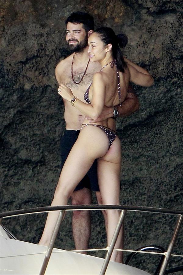 Cara Santana sexy ass in a thong bikini seen by paparazzi with Jesse Metcalfe.












































