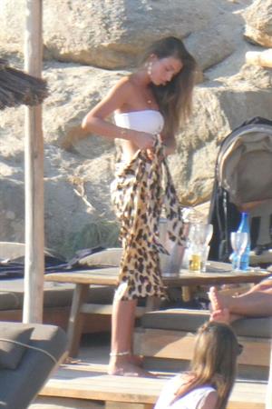 Lorena Rae sexy ass in a white bikini at the beach seen by paparazzi.












