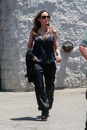 Angelina Jolie braless tits pokies in a black top seen by paparazzi showing her hard nipples.





























