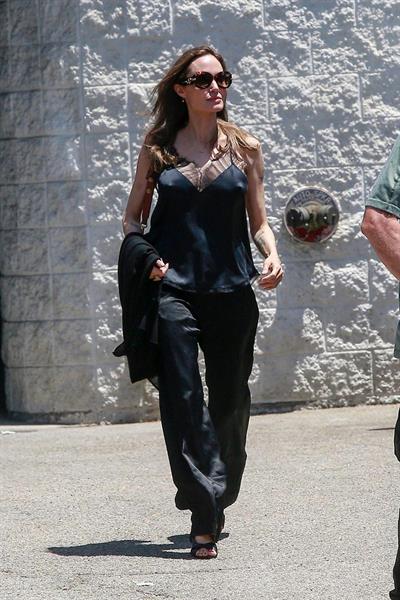 Angelina Jolie braless tits pokies in a black top seen by paparazzi showing her hard nipples.





























