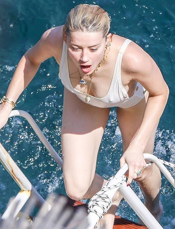 Amber Heard tits and ass in a sexy white swimsuit seen by paparazzi at the beach showing her nipples.






































