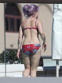 Kelly Osbourne in a bikini - ass