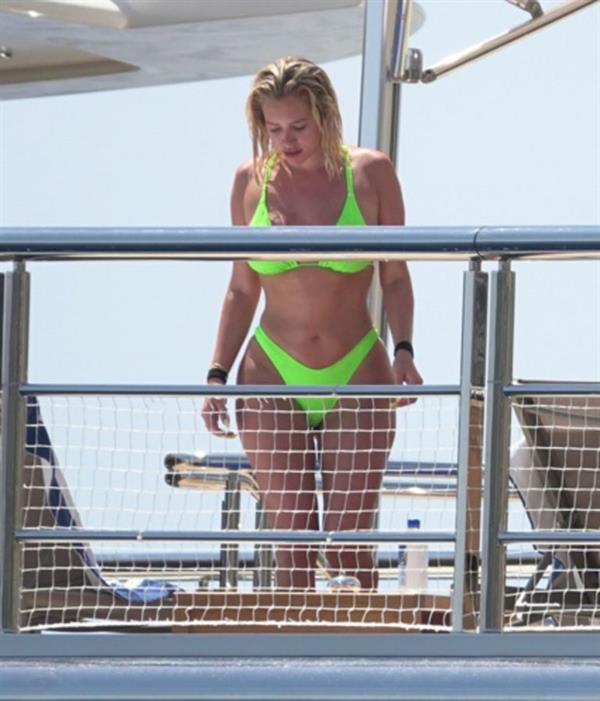 Stassie Karanikolaou sexy ass in a green thong bikini showing nice cleavage with her big boobs seen by paparazzi.








