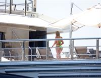 Stassie Karanikolaou sexy ass in a green thong bikini showing nice cleavage with her big boobs seen by paparazzi.








