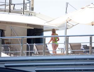 Stassie Karanikolaou sexy ass in a green thong bikini showing nice cleavage with her big boobs seen by paparazzi.








