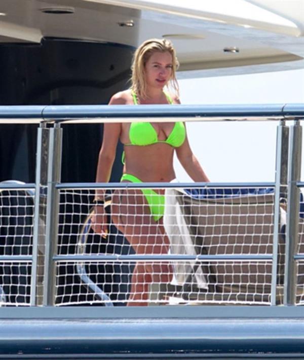 Stassie Karanikolaou sexy ass in a green thong bikini showing nice cleavage with her big boobs seen by paparazzi.








