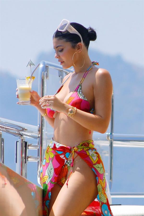 Kylie Jenner sexy body in a bikini showing nice cleavage drinking on her birthday on her super yacht.



